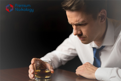 Мужчина с бокалом алкоголя